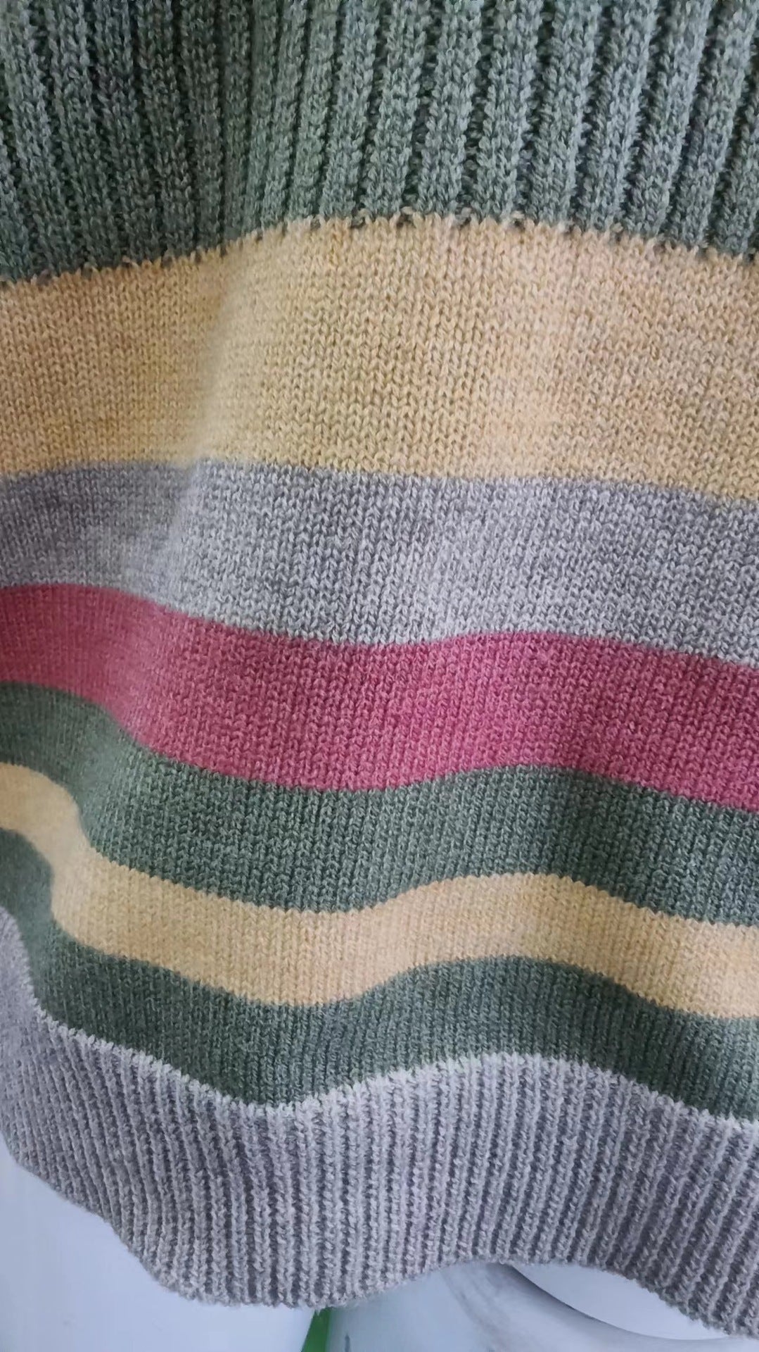 Pull à Col Roulé Large – Rayures Multicolores Tendance